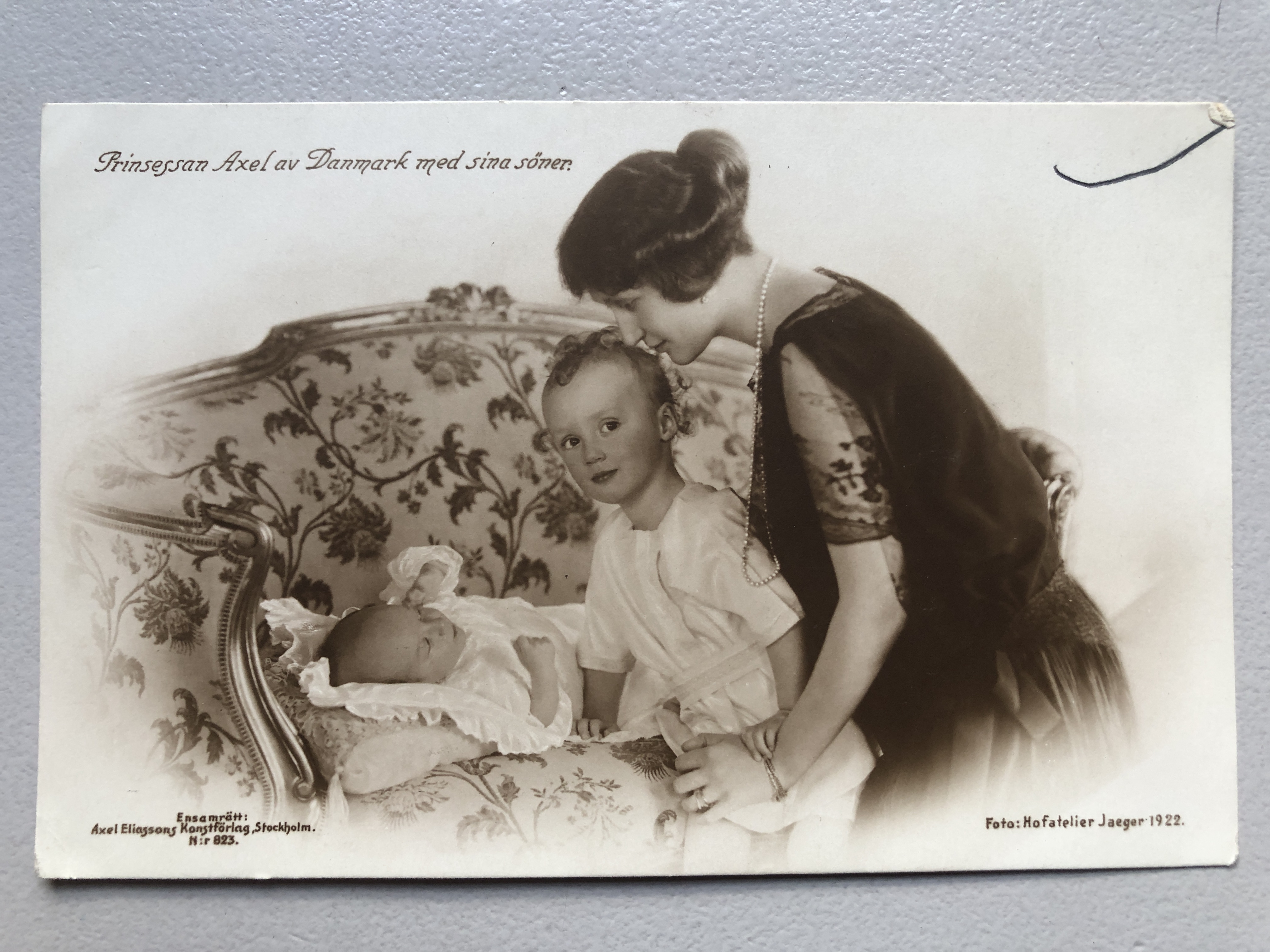 Prinsesse Axel av Danmark med sine to sønner, nr 823, foto: Hofatelier Jaeger 1922, Axel Eliassons Konstforlag
