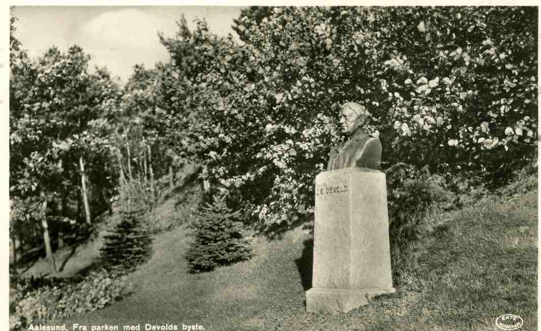 aalesund Fra parken med Devolds byste Gjørtz st Moss 1932
