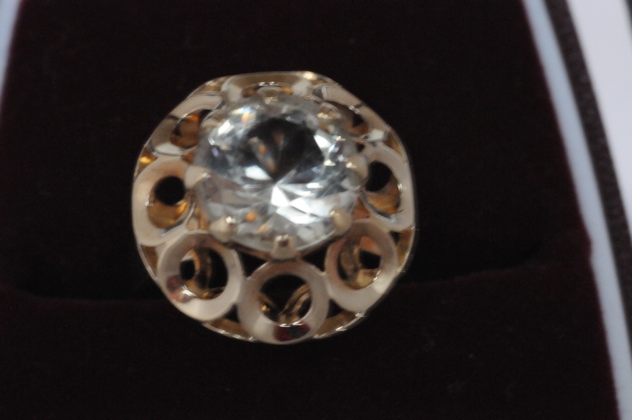 Klassisk gult gull ring med 1 cubikcirkonia 9 mm ca verditakst 3400