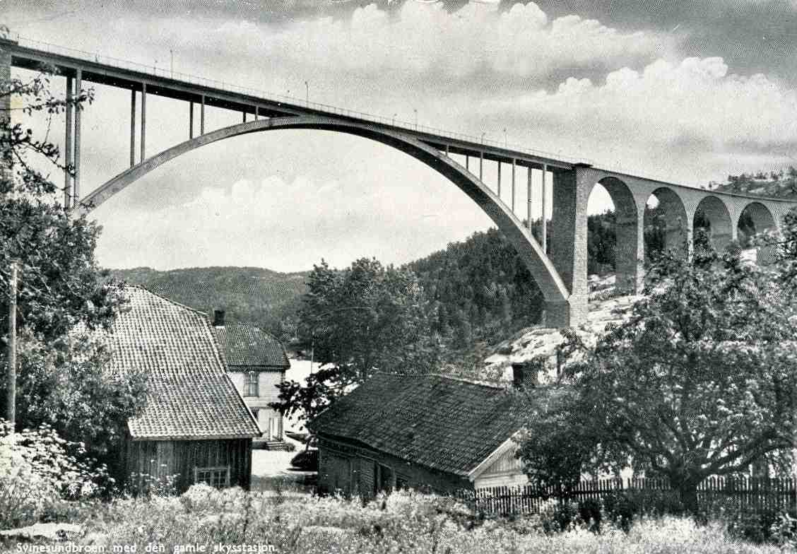 Svinesundsbroen med den gamle skyssstasjon