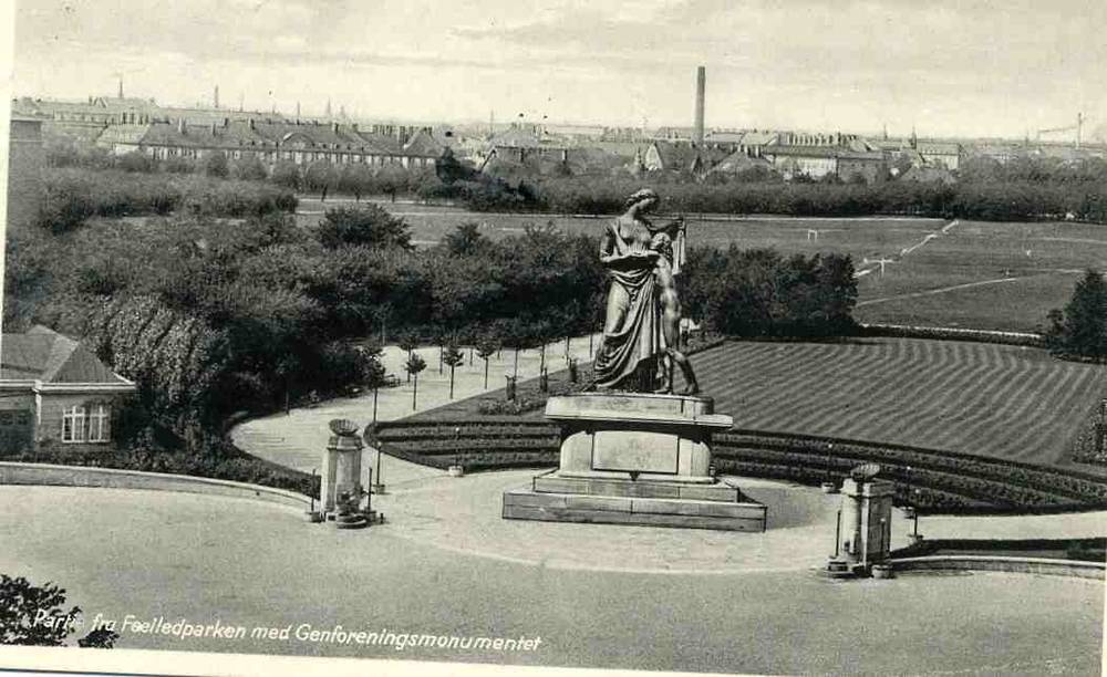 Fælledparken med Genforeningsmonumentet  st Kbh 1932 Vincent no 27