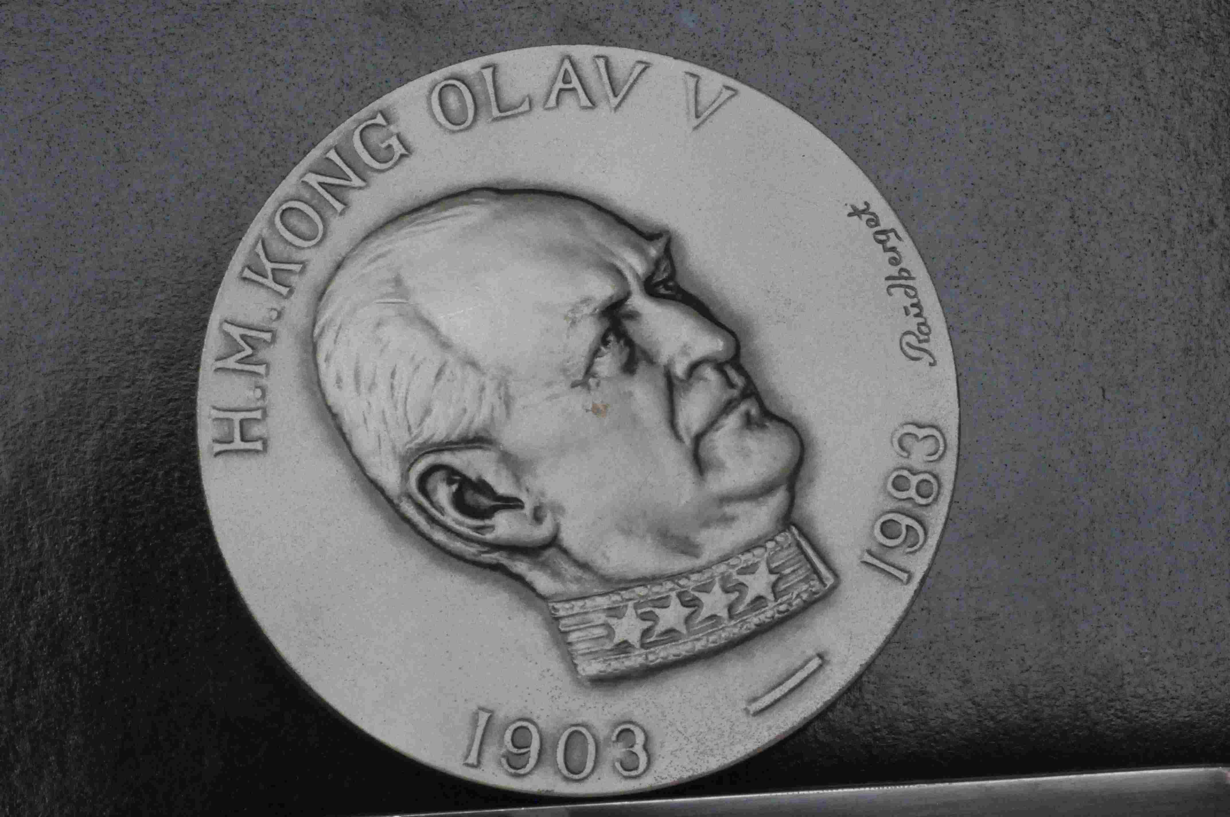 H M Kong Olav V forsølvet bronse 1983 nr 083 70mm