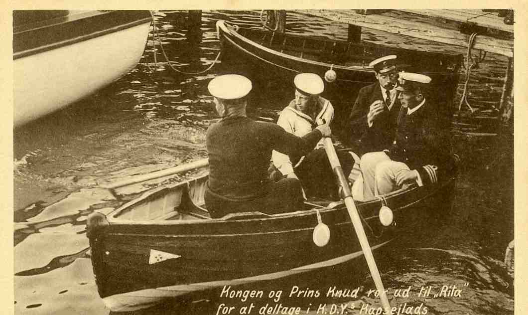 Kongen og prins Knud ror ud til "Rita" for at deltage i KDY"s kapsejlads