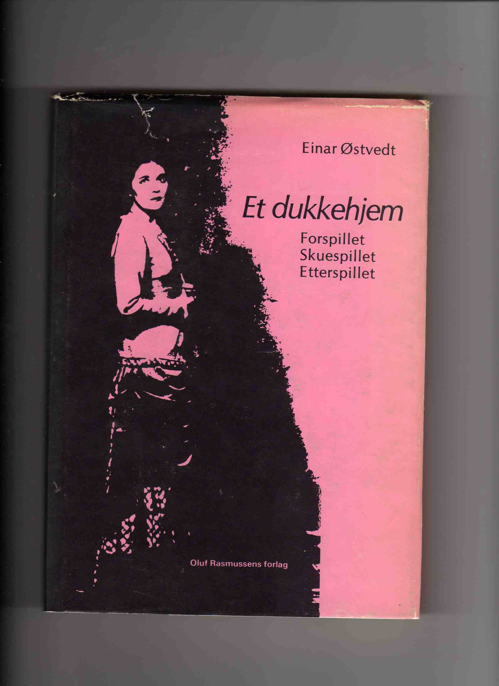 E. Østvedt. Et dukkehjem.Forspillet/Skuespillet/Etterspillet m/omslag Oluf rasmussen forlag.pen1976