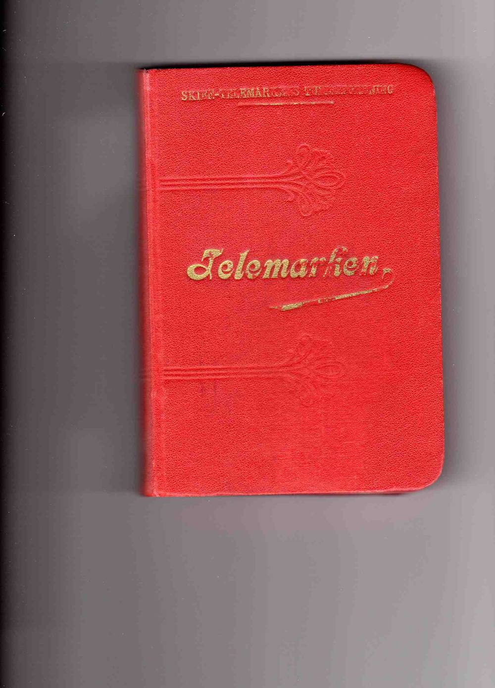 COLL, A. L. Skien-Telemarken turistforenings reisehaandbog. Telemarken. Porsgrunn 1910. 8vo. (4) + 385 s. Illustrert. Billedplansjer. 2 foldede karter. Orig. rødt helsjirtingbd. Pen