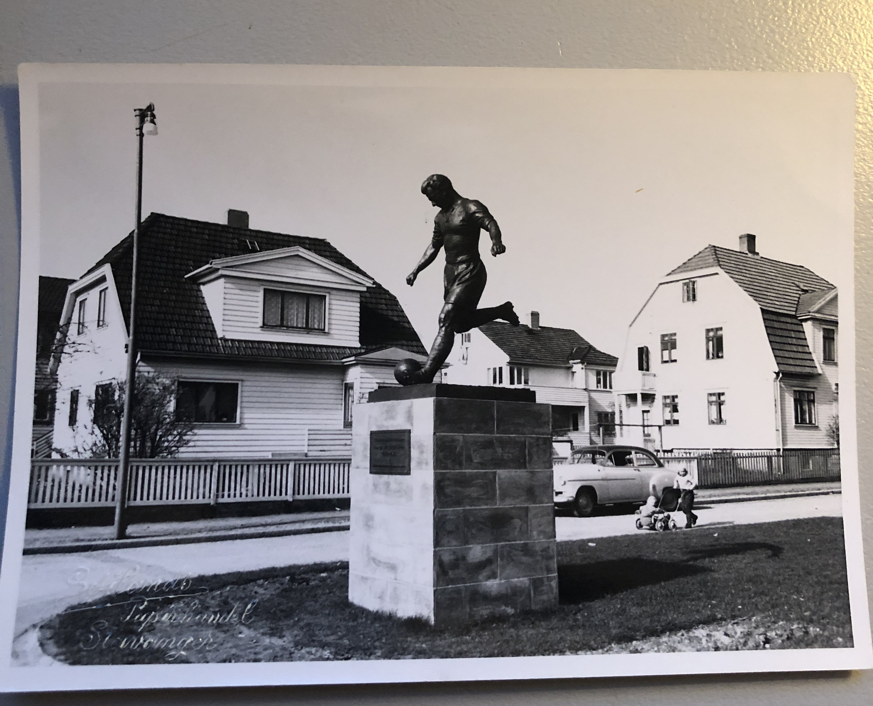 Fotballspiller lagd av Magnus Vigrestad, monument for 2. verdenskrig, Stavanger