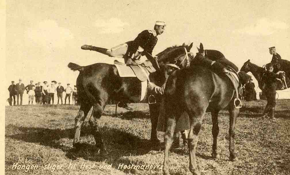 Kongen stiger til hest ved høstmanøvre H Damgaard