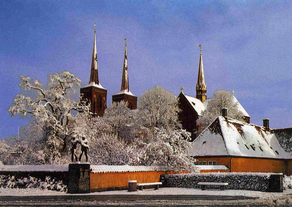 Vinter i Roskilde Figurgruppen Roar og Helge ved domkirken og det kongelige paleet