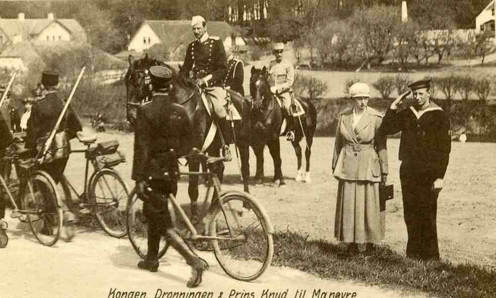 Kongen dronningen og prins Knud til manøvre Dansk reklameforl.