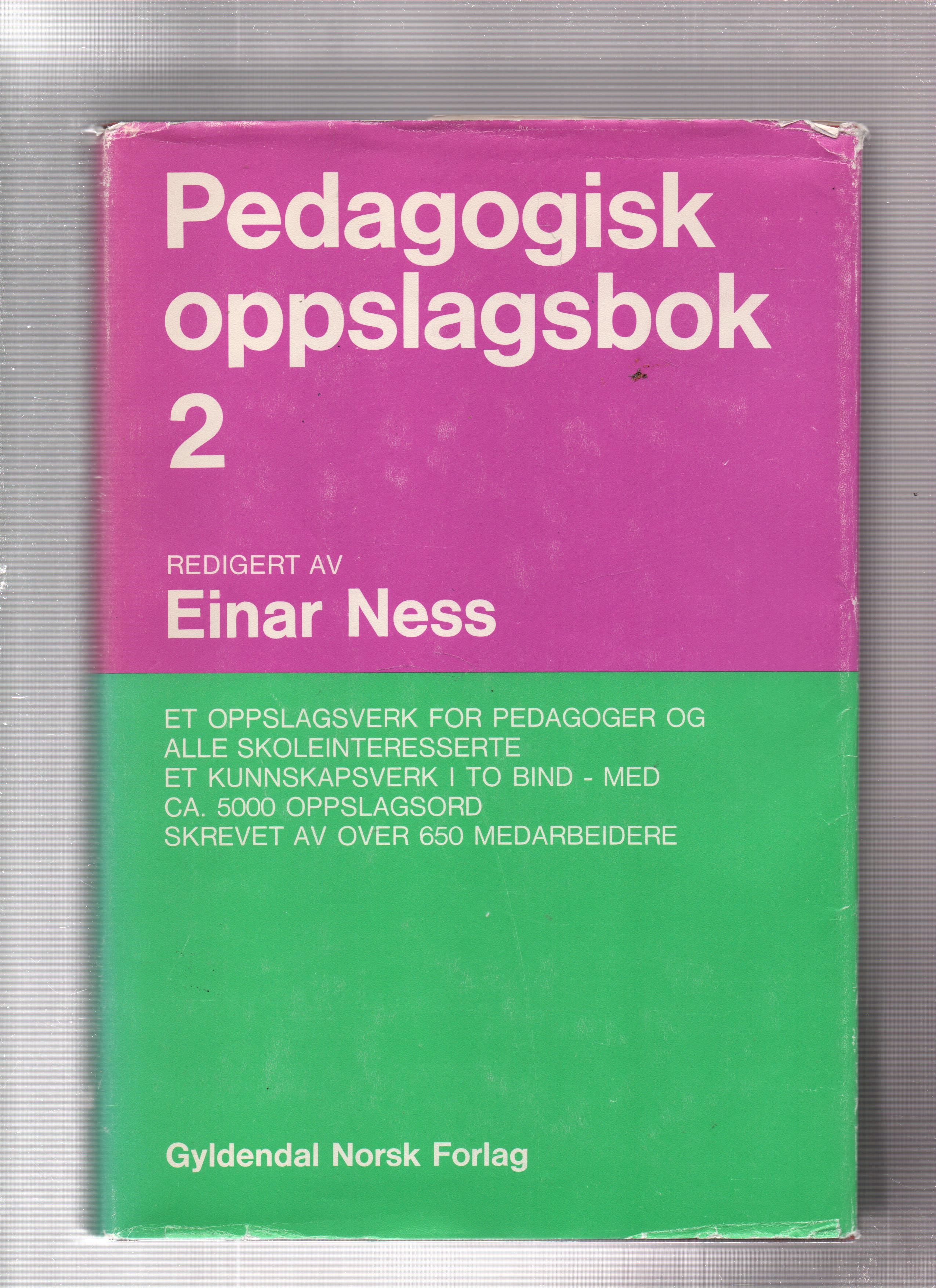 Pedagogisk oppslagsbok Bind 2, Red. Einar Ness, Gyldendal 1974 Smussb. (rift) B O2 