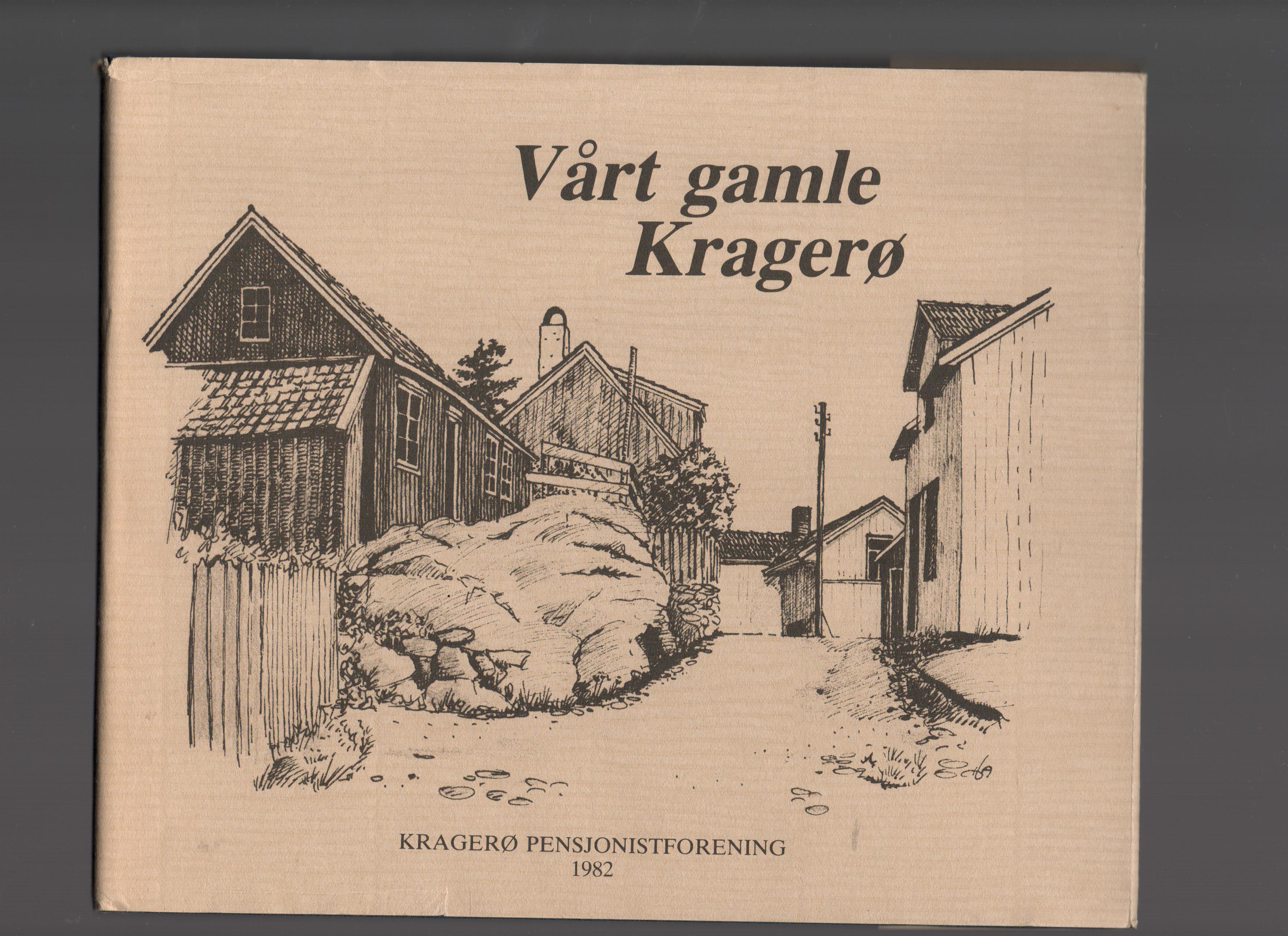 Vårt gamle Kragerø 1+2 Kragerø pensjonistforening smussbind (rift) 82783 B O   