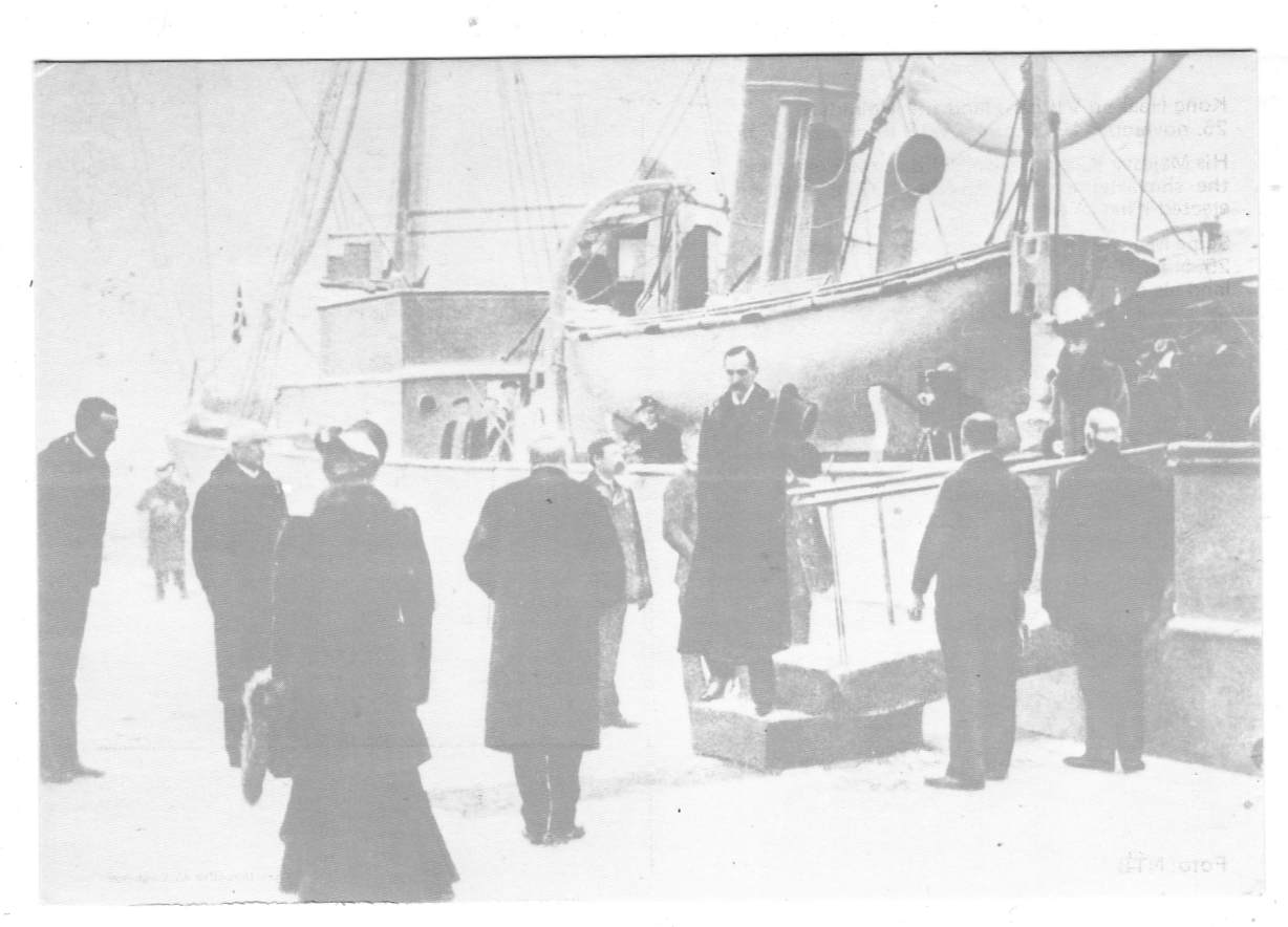 Kong Haakon går i land fra Heimdal 25 november 1905 som nyvalgt konge i Norge  FSH