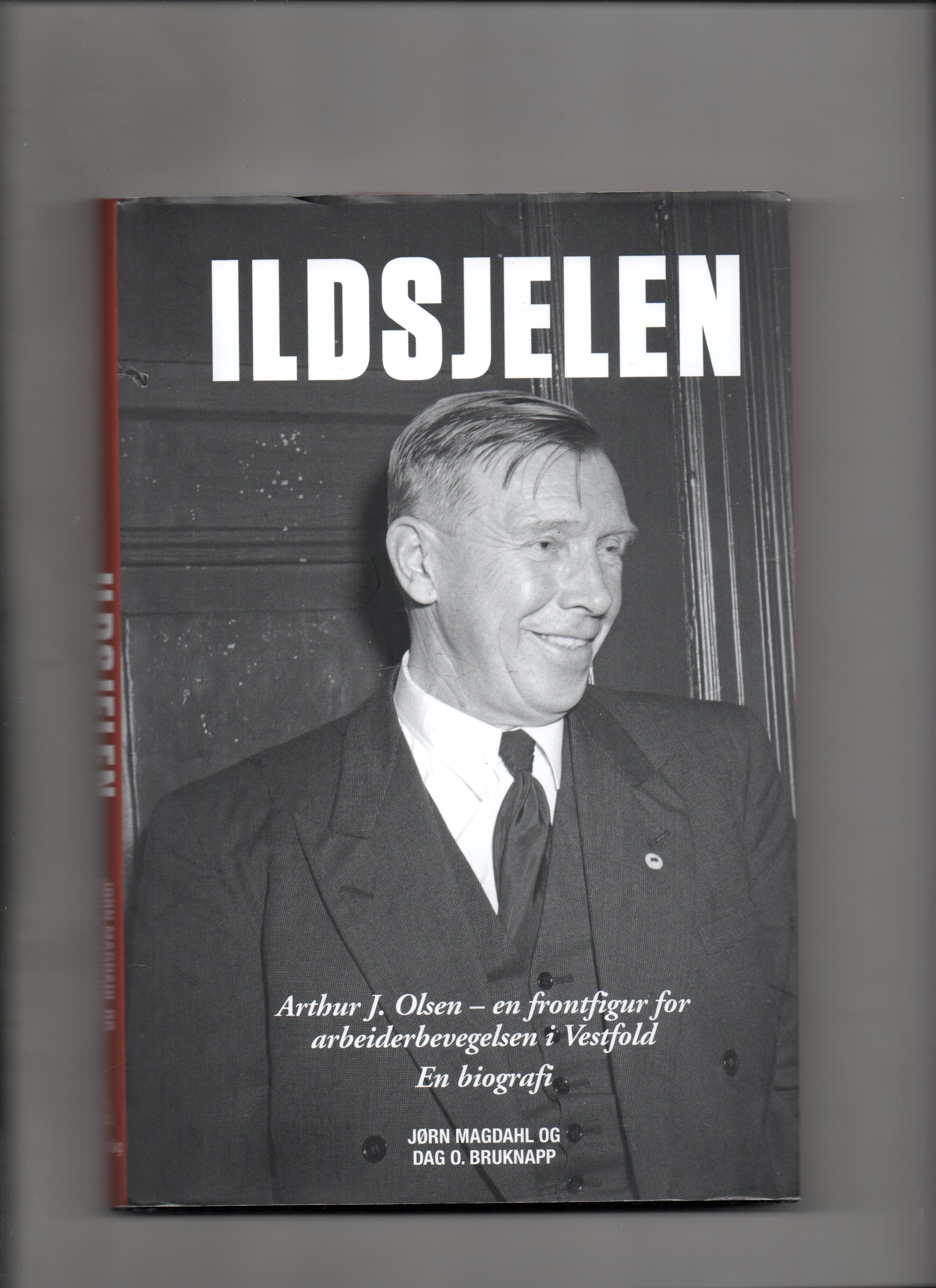 Ildsjelen Arthur J. Olsen - en frontfigur for arbeiderbevegelsen i Vestfold, Jørn Magdahl & Dag Bruknapp, Ares Forlag 2018 Smussb. Pen O      