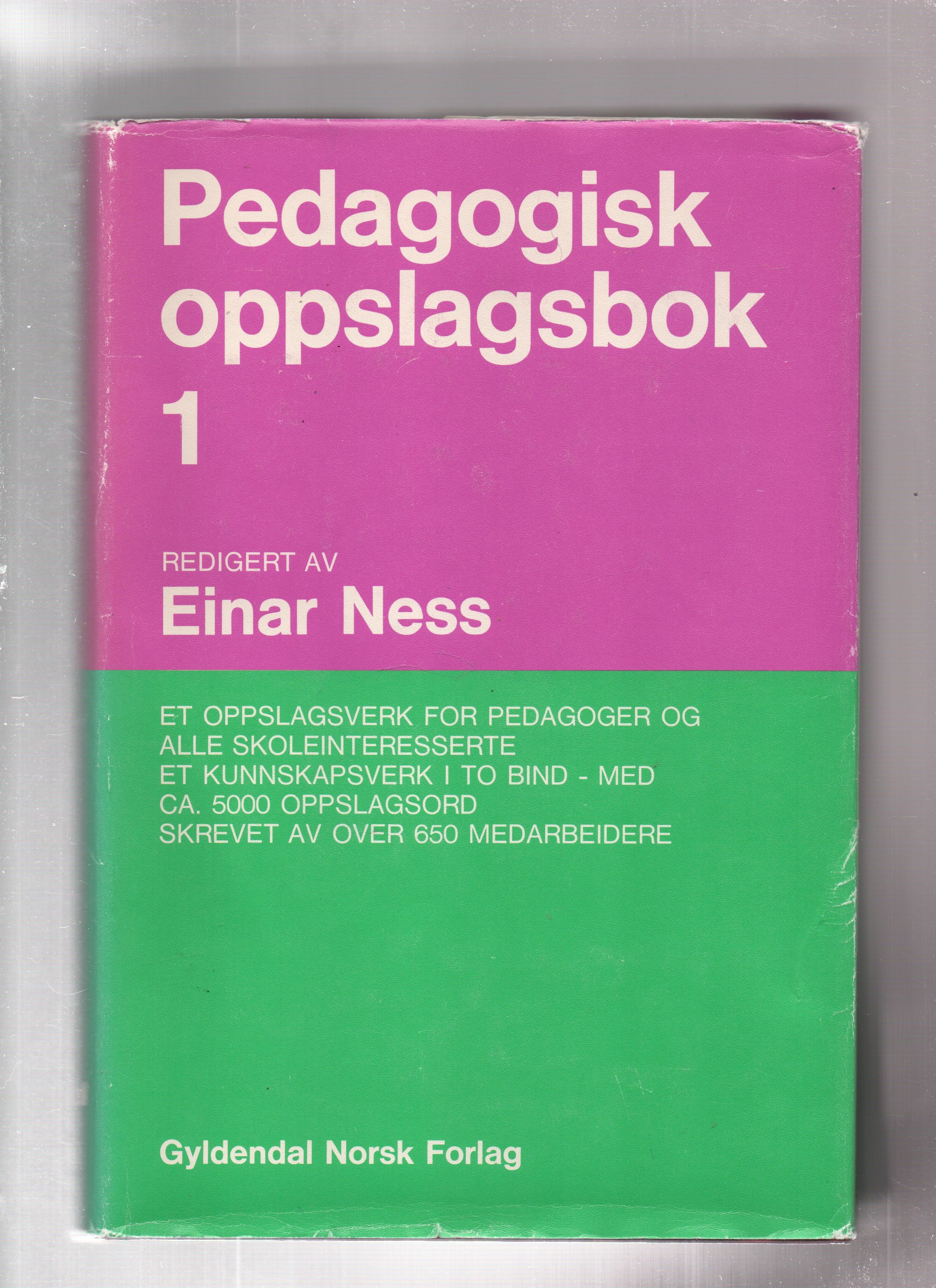 Pedagogisk oppslagsbok Bind 1, Red. Einar Ness, Gyldendal 1974 Smussb. (rift) B O2       