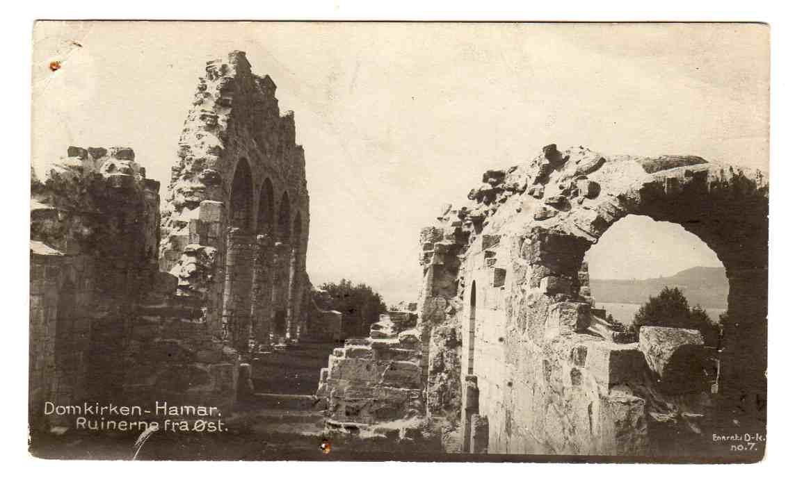 Domkirken Hamar Ruinerne fra øst DK nr 7 st Hamar 1922 Røde kors merke stemplet brun punktflekk