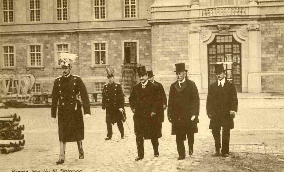 Kongen paa vej til statsraad  Damgaard