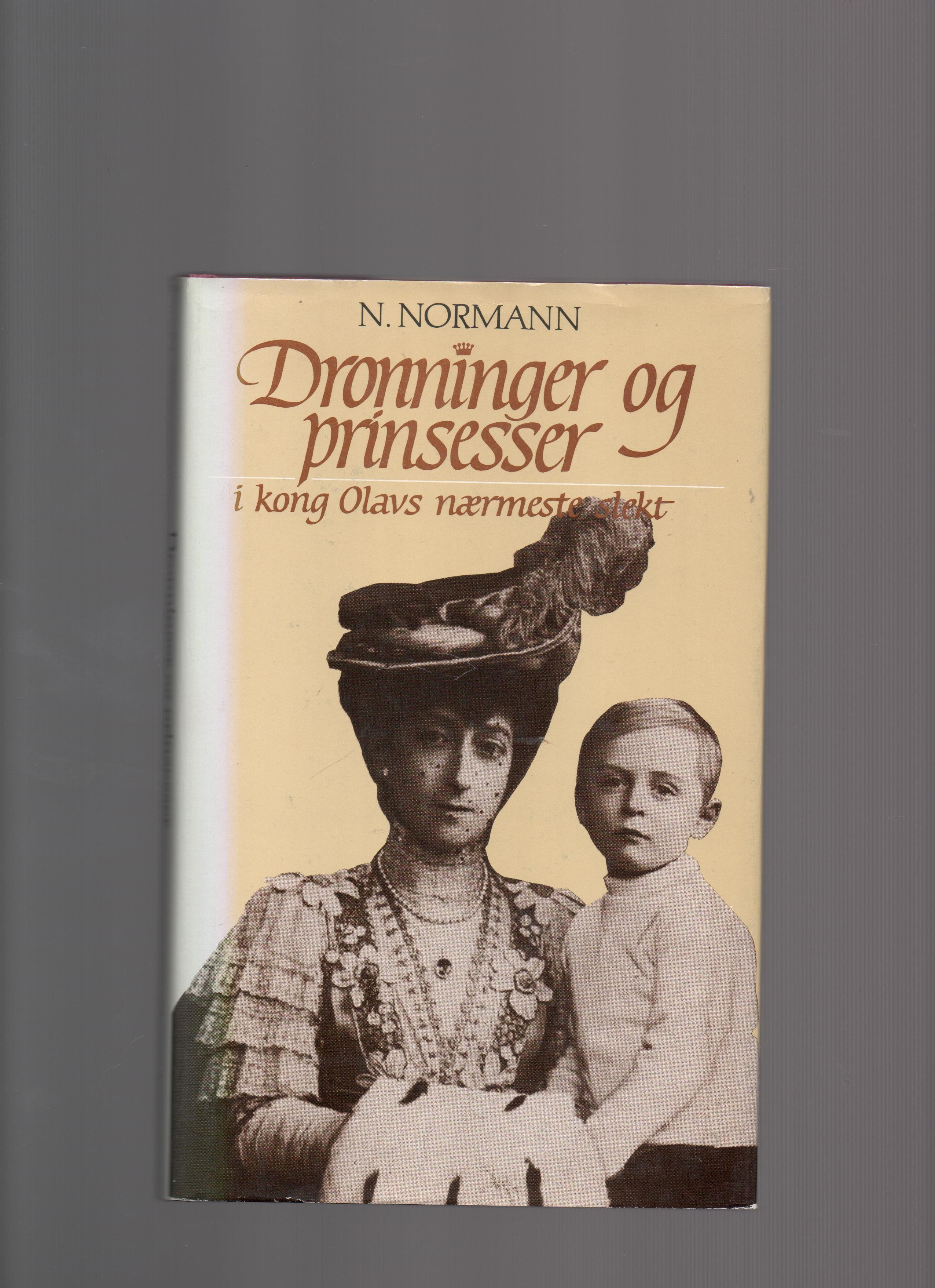 Dronninger og prinsesser i kong Olavs nærmeste slekt, N. Normann, Cappelen 1983 Smussb. B O2    