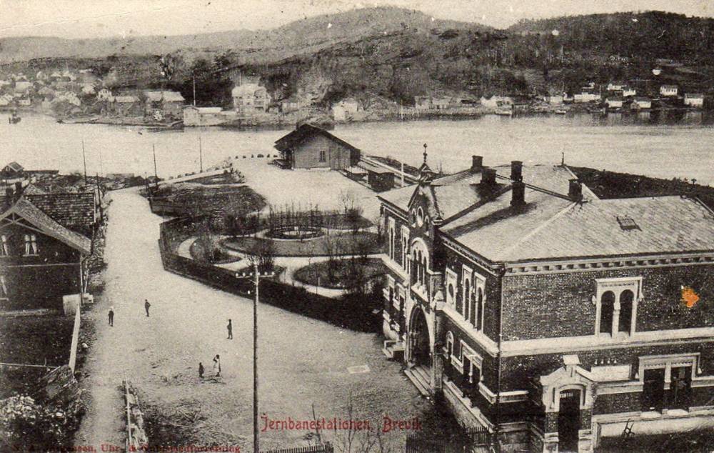Brevik Jernbanestasjonen. K A Jørgensen Uhr&