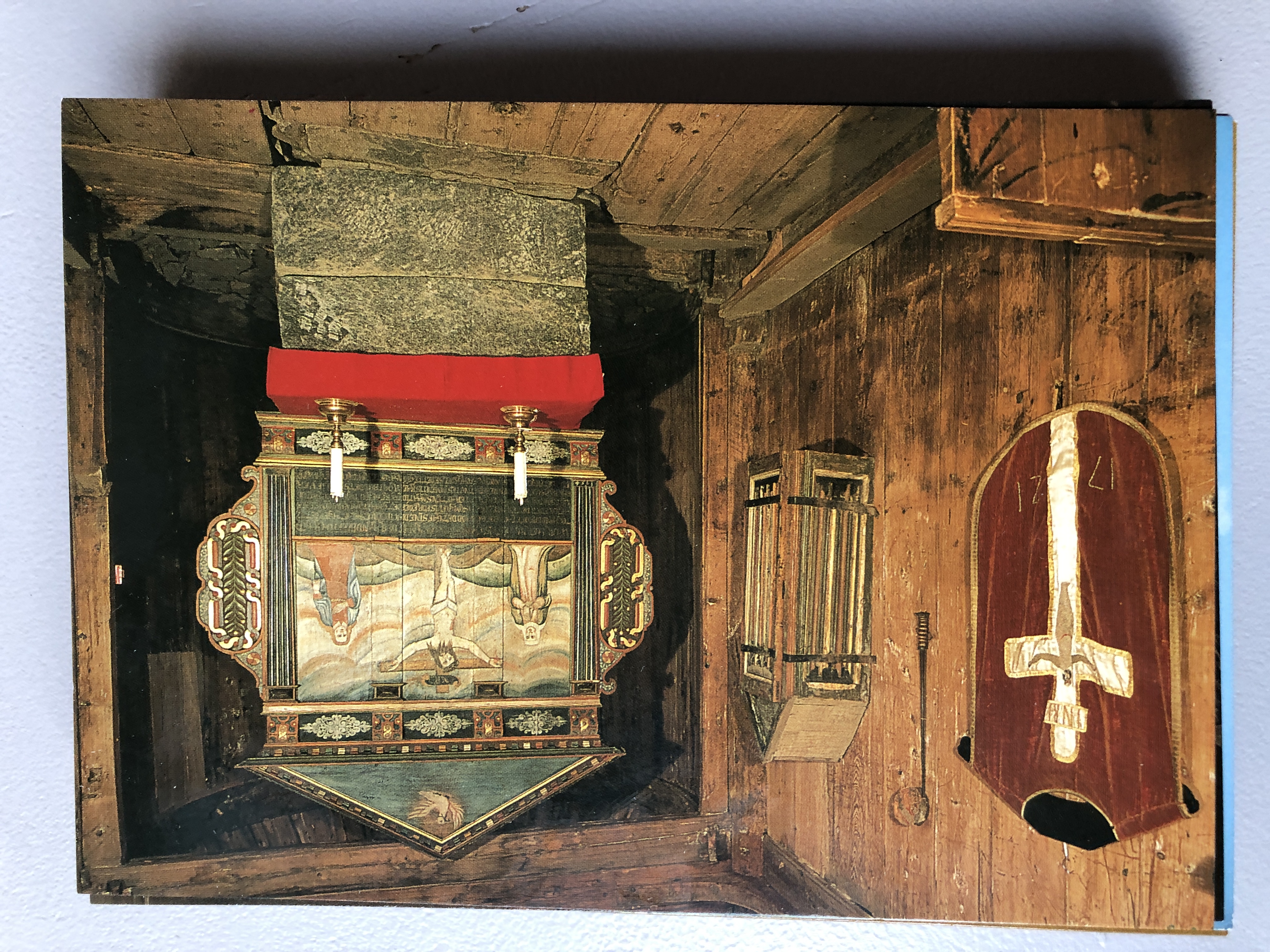 Interiør Borgund Stavkirke, Sogn, fra 1150, Altertavle fra 1654 og messehagl fra 1721, N-06-040, Normann