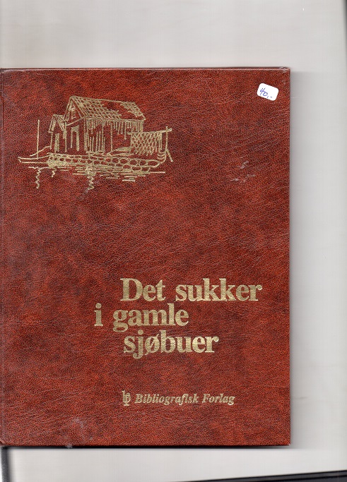 Det sukker i gamle sjøbuer Bibl forl 1982 Mennesker i kystmiljø og hvite seil ved Brekkestø A D Leira pen