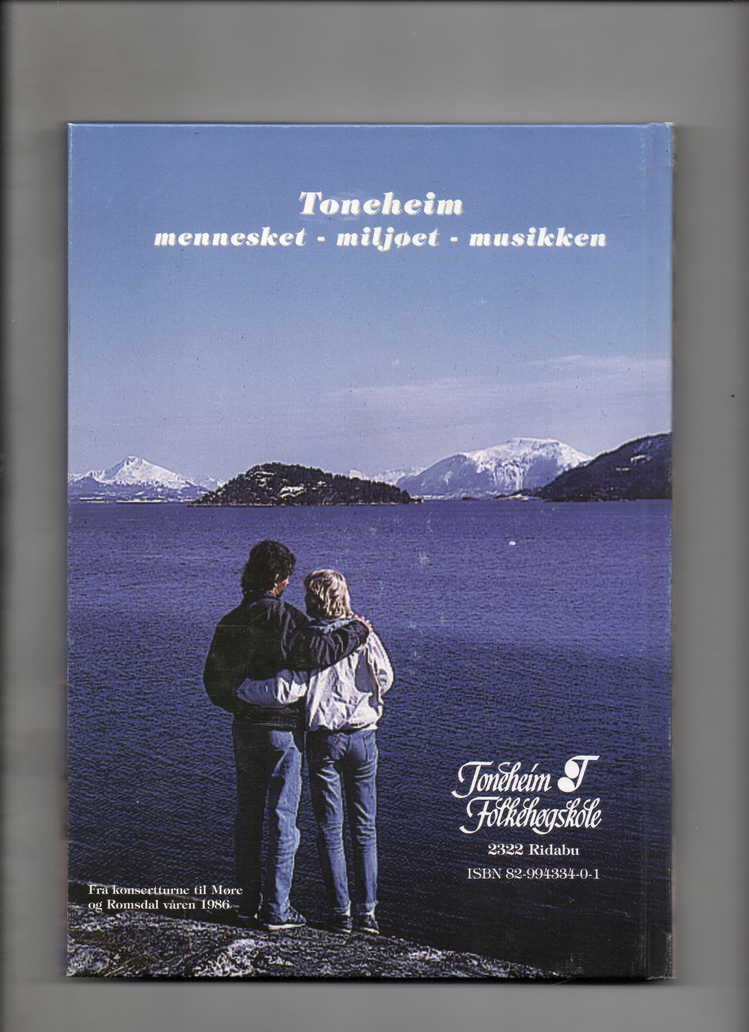 Med musikken ut til folket - Toneheim Folkehøgskole 1972-1997, Red. Trygve Hagen, Gjøvik Trykkeri AS 1997 Pen O2   