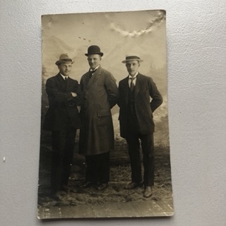 Motiv av tre menn med dress, ukjent fotograf