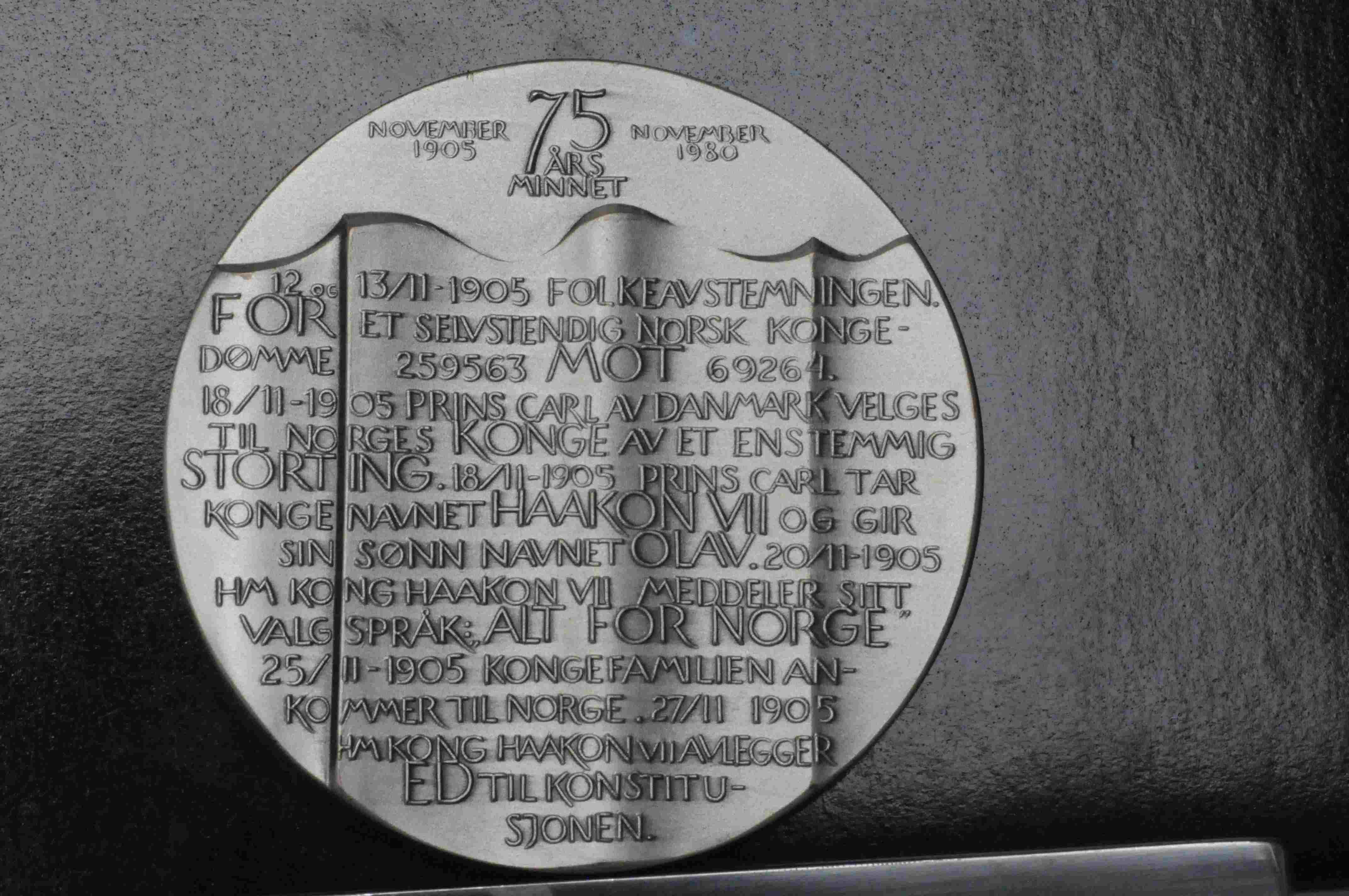 Kong Haakon og dronning Maud 75 år 1905-1980 nr 038 Forsølvet bronse