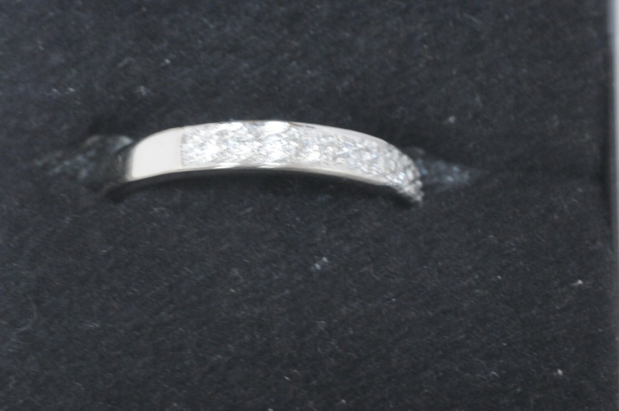 hvitgull ring uten stempel,og med 10 små diamanter etter hverandre som i en allianse ring o,20ct totalt verditakst kr3500