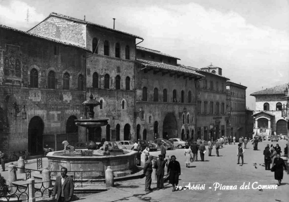 79  Assisi Piazza del Commune DACA st Assisi 1953