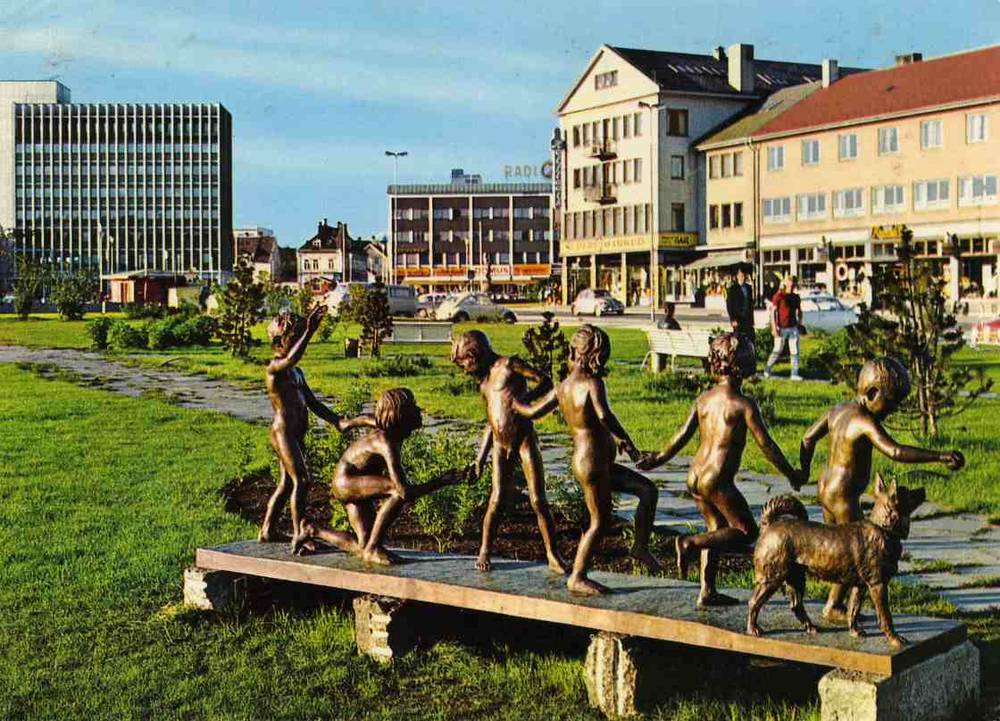 Narvik "lekende barn" i parken ved kongens gate st 1969 A;F 4275 9