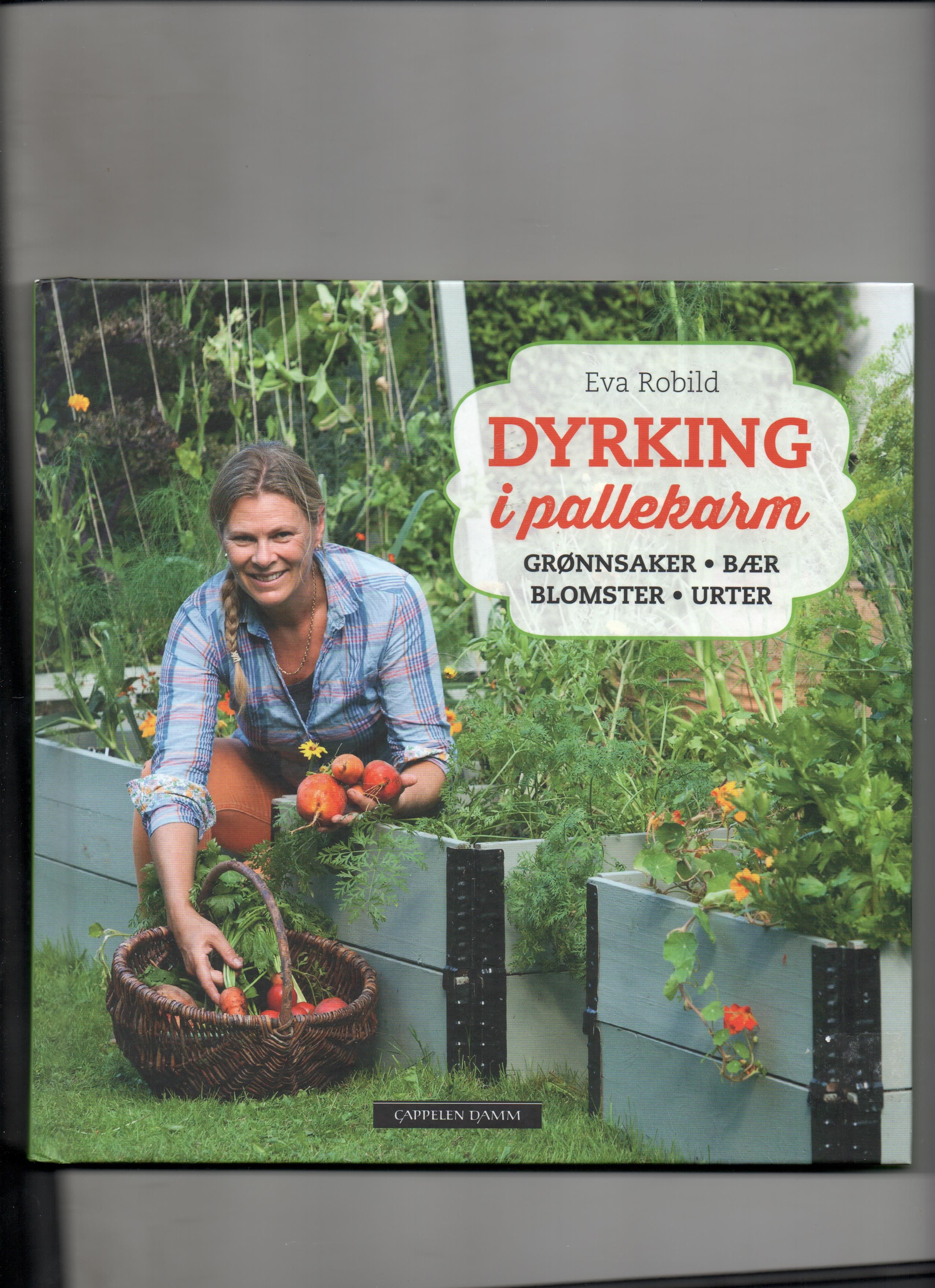 Dyrking i pallekarm - grønnsaker - bær - blomster - urter, Eva Robild, Cappelen Damm 2017 Pen O     