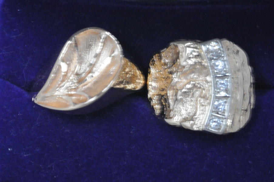 Til venstre;Skulptur ring gull med bladmønster på topp verditakst 3990kr