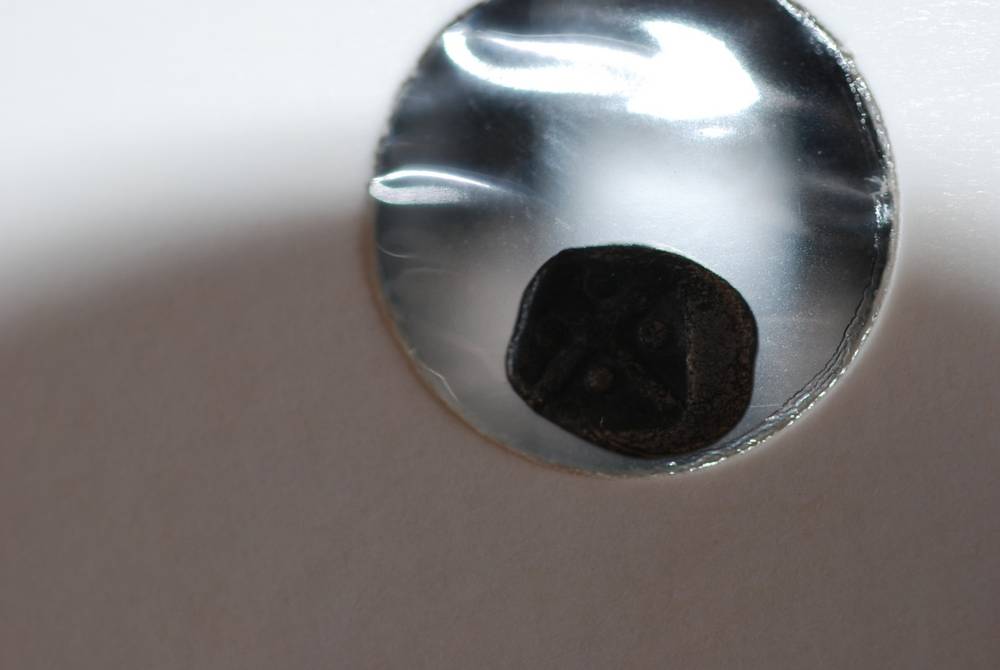 Gresk sølvmynt obol?Ansikt/innsenkinger 7mm 0.3g