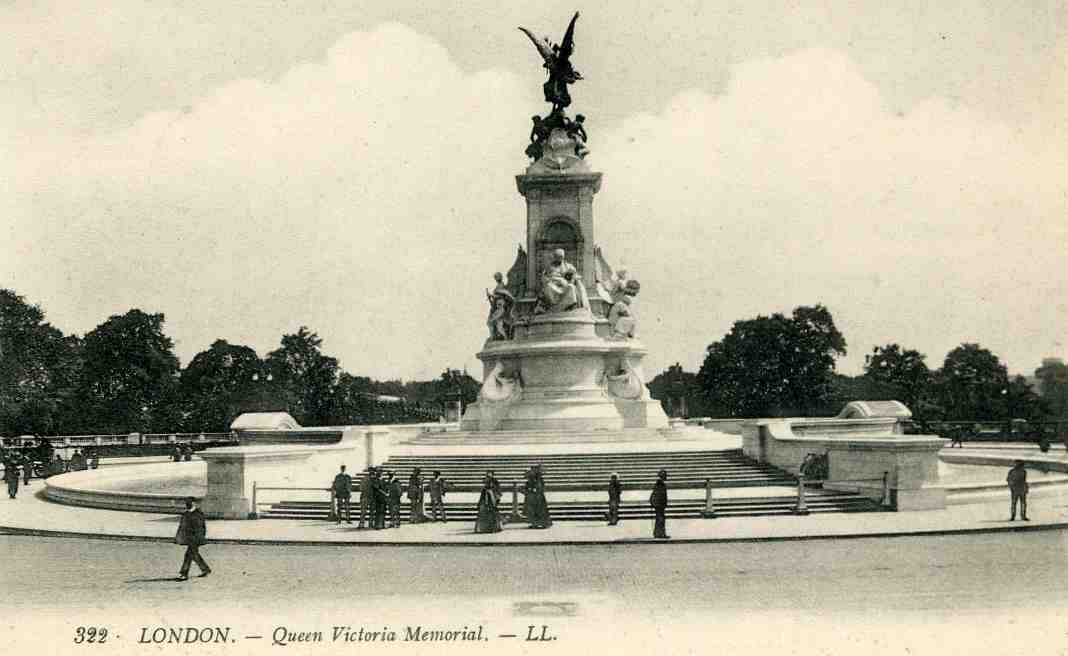 322 London Queen Victoria Memorial LL