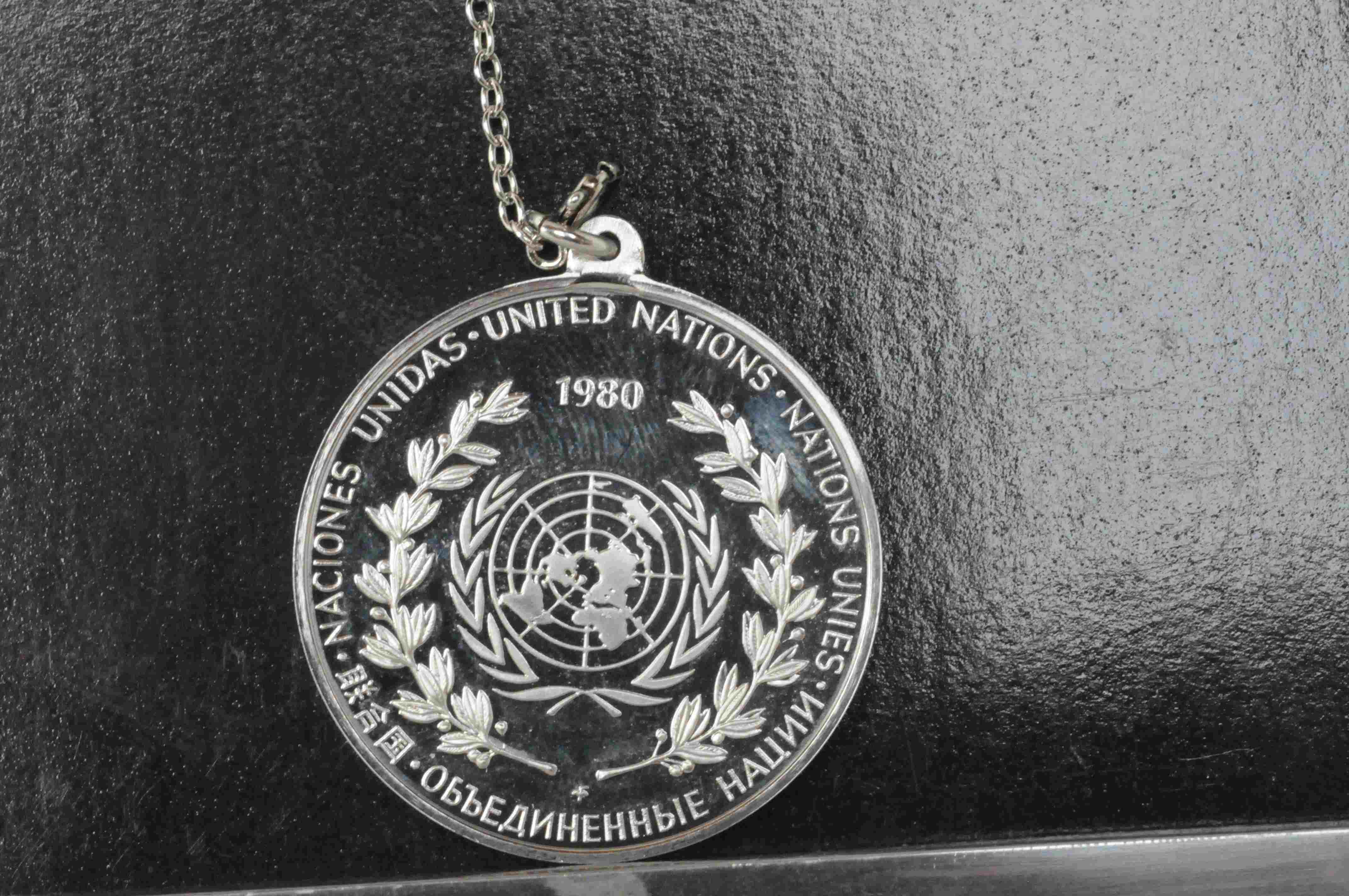 Forente nasjoner 1980 Fredsmedalje med kjede og eske sølv