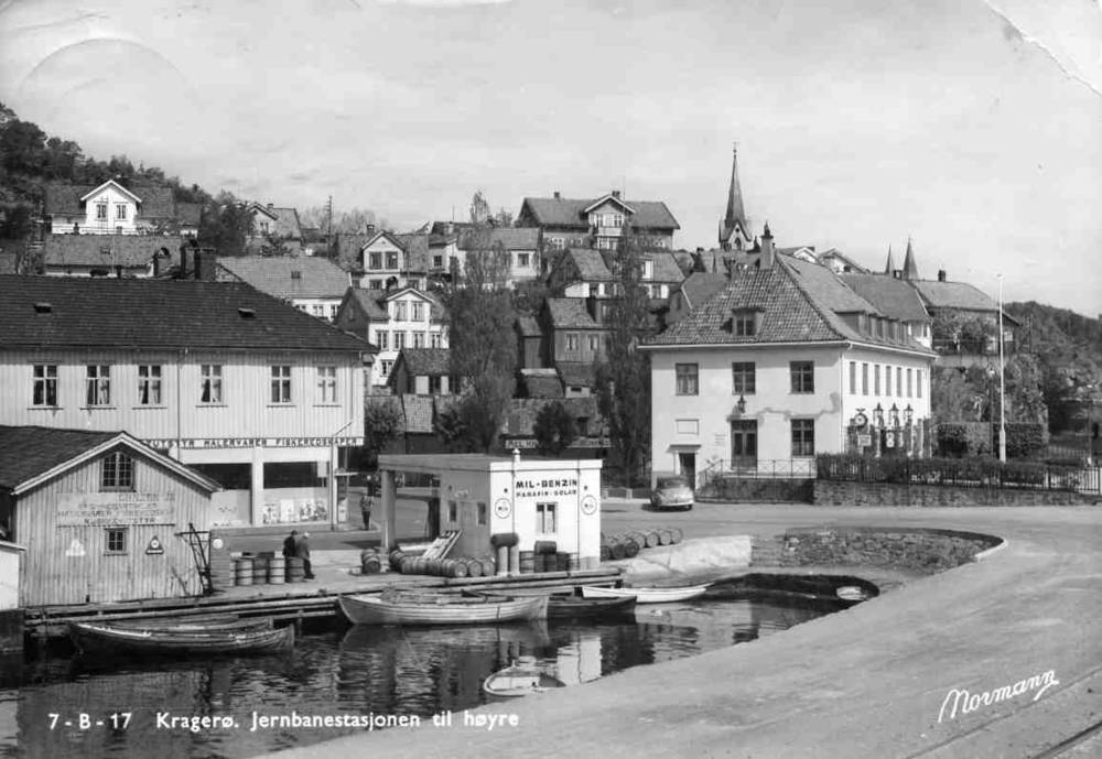 Kragerø Jerbanestasjonen til høyre No; 7 B 17 st 1953