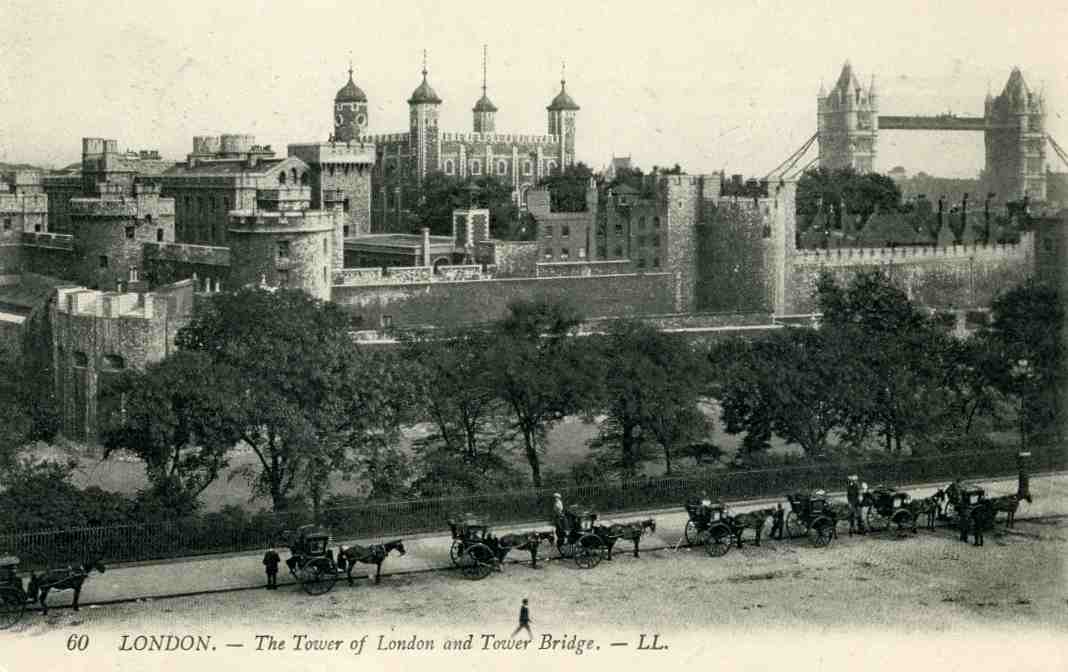 60 London The tower of London and tower bridge LL
