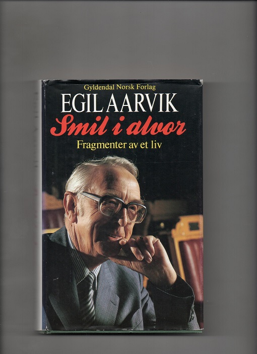 Smil i alvor - Fragmenter av et liv, Egil Aarvik, Gyldendal 1985 Smussbind B O  