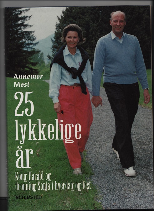 25 lykkelige år Kong Harald og dronning Sonja i hverdag og fest Annemor Høst Schibsted smussbind 1993 pen O2